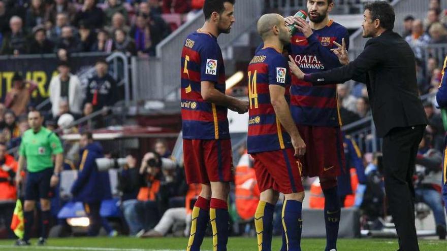 Luis Enrique da instrucciones a Piqué, Mascherano y Busquets en el último partido de Liga. // Efe