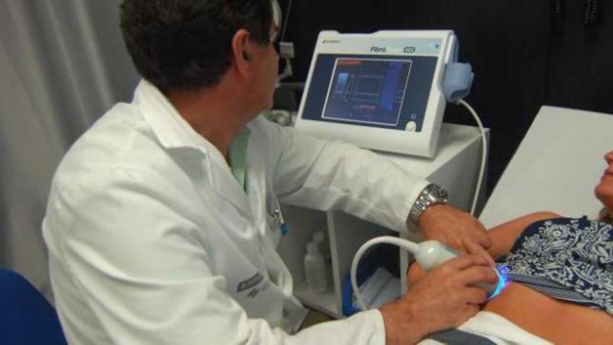Una paciente se somete a una elastrografía para determinar el grado de afección de la Hepatitis C en el hígado.