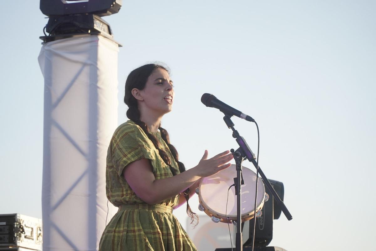 La cantautora y productora portuguesa llevó este jueves al castillo de San Antón una fusión de música tradicional lusa con sonidos electrónicos y sintetizadores durante la segunda jornada del Festival Noroeste Estrella Galicia.