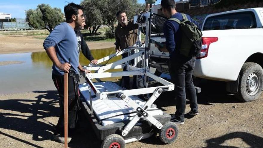 Los investigadores de la Universidad de Cádiz pasan el georradar por el entorno del yacimiento de la Picola.