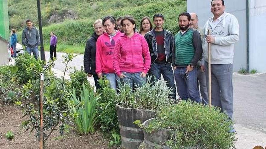 Un grupo de vecinos junto al huerto de A Choupana.  // Gonzalo Núñez