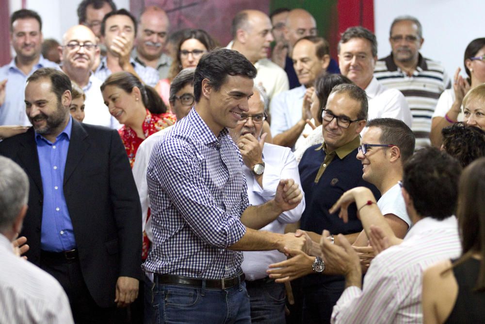 José Luis Ábalos (izquierda), en el primer acto de Pedro Sánchez como candidato a las primarias del PSOE en la sede de UGT-PV en València, el 10 de julio de 2014.