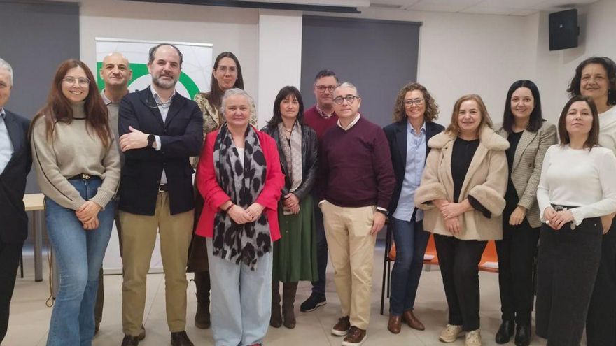 Asistentes a una de las mesas de trabajo, con las concejalas Eva María Pérez y Montse Alonso. | A. LL.