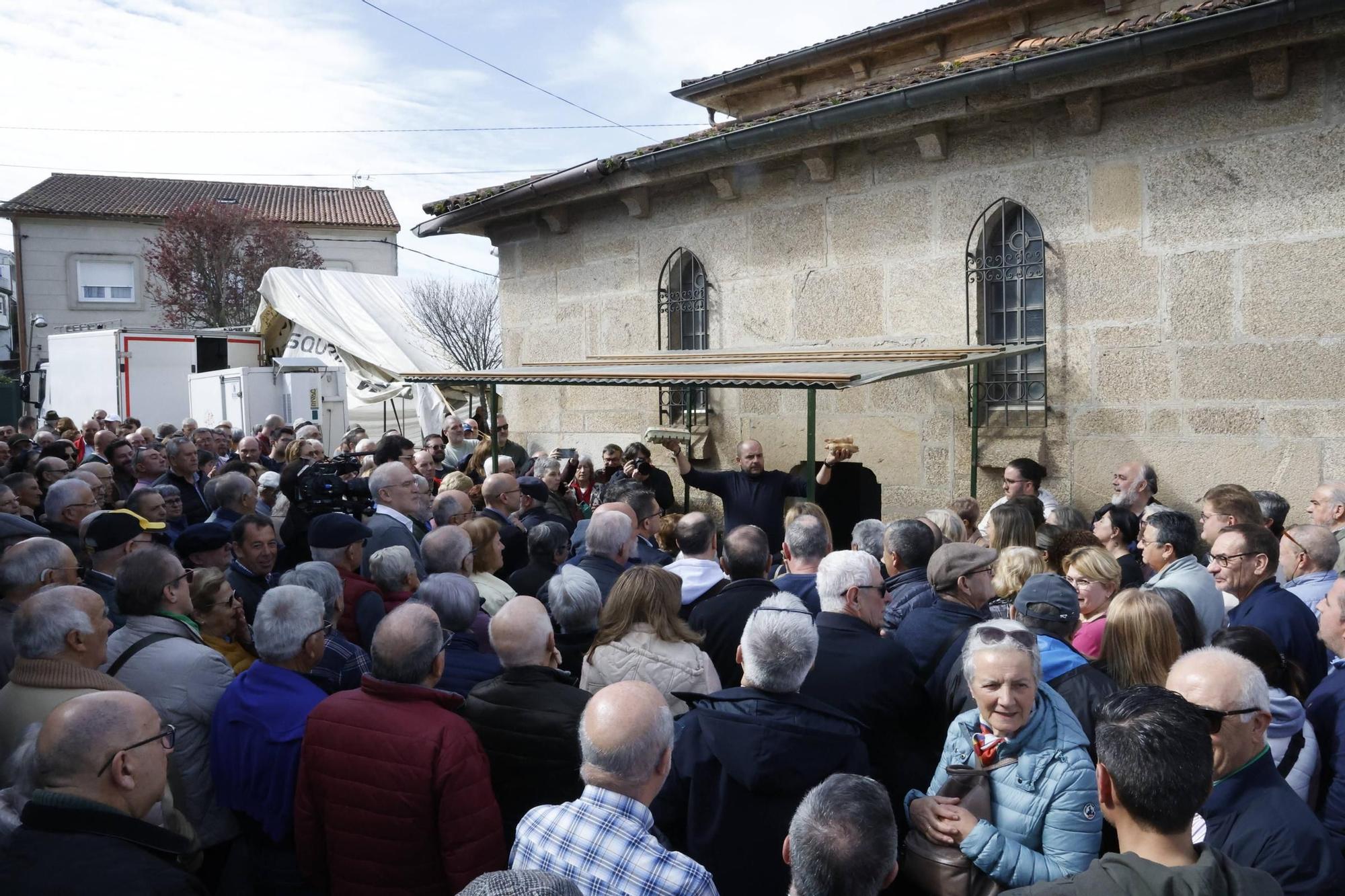 Broche de oro en San Lázaro con la subasta de las uñas