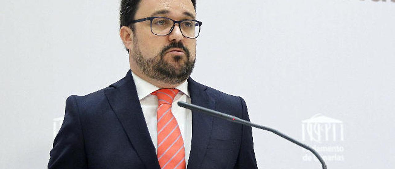 Asier Antona, ayer durante la rueda de prensa en el Parlamento.