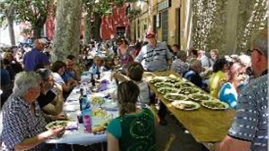 Dinar popular a la plaça Nova de l&#039;Ajuntament, a la Jonquera.