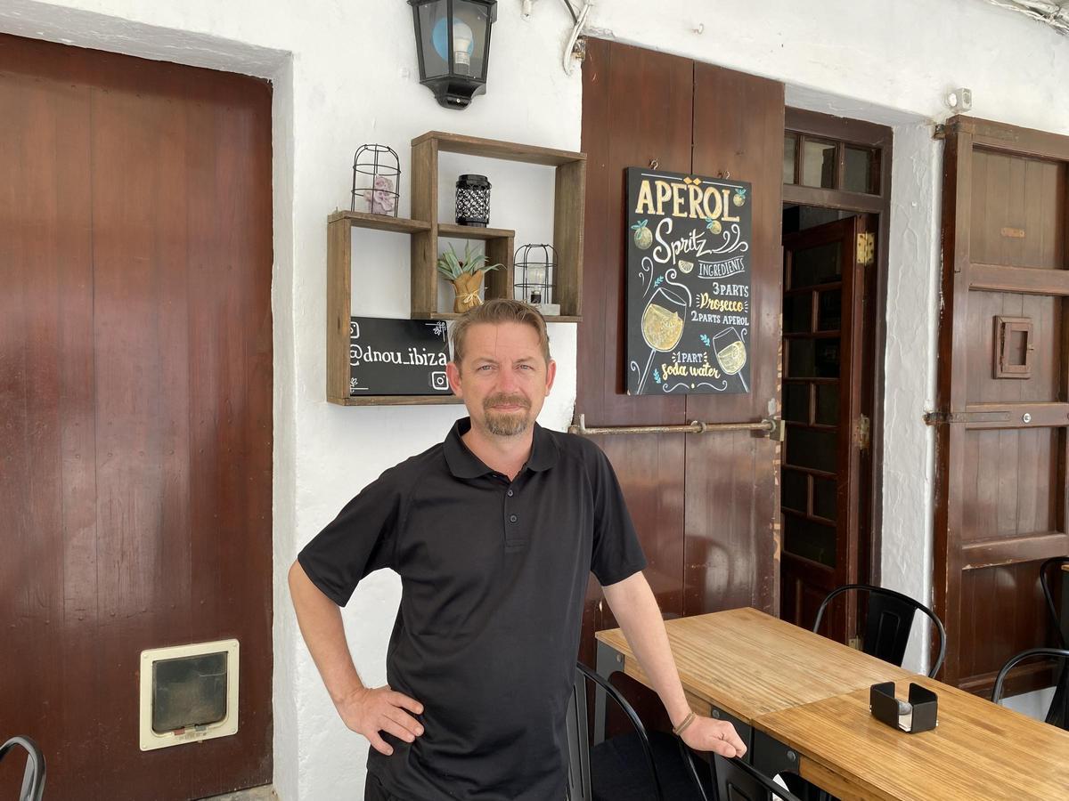 Carlos Woodward, propietario del bar cafetería Dnou.