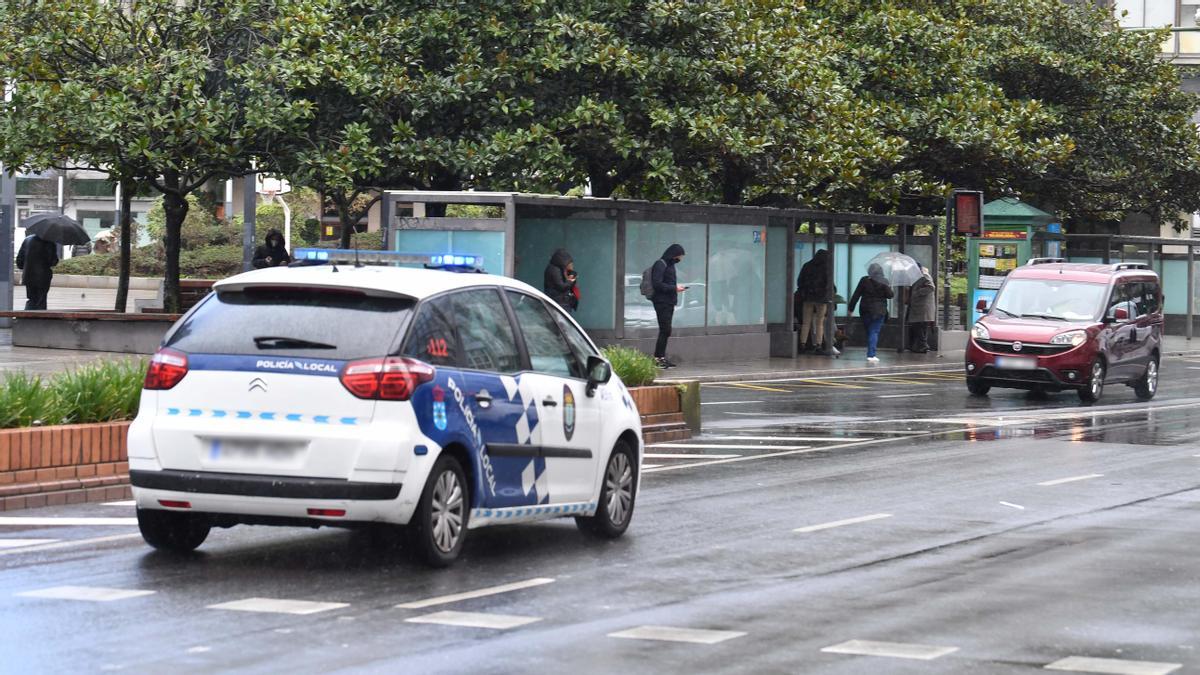 Un coche de la Policía Local de A Coruña patrullando.