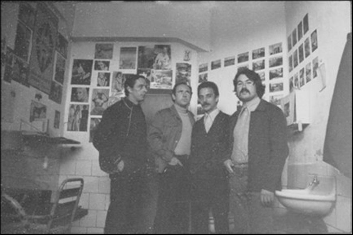 Los sindicalistas Luis Fernández Costilla, Fernando Soto, Eduardo Saborido y Francisco Acosta, cuatro de los 'Diez de Carabanchel' en una celda de esa prisión. La foto forma parte de la exposición ‘Para la libertad. El proceso 1001 contra la clase trabajadora’.