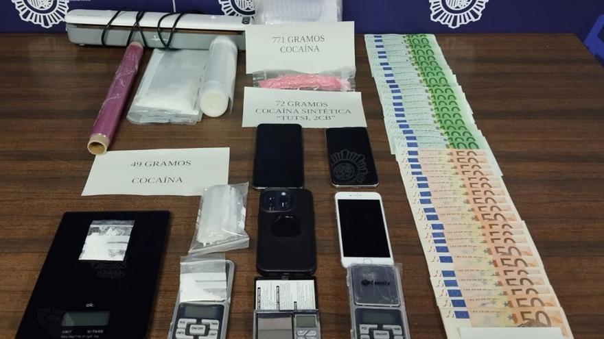 Drogas, dinero y básculas de precisión intervenidas a los narcotraficantes en Cala Major.