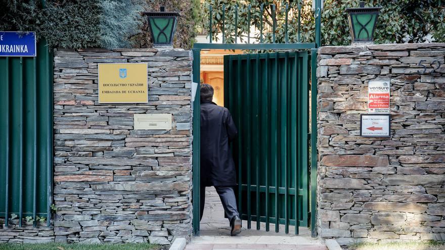 Un hombre en la puerta de la embajada de Ucrania tras ser acordonada.