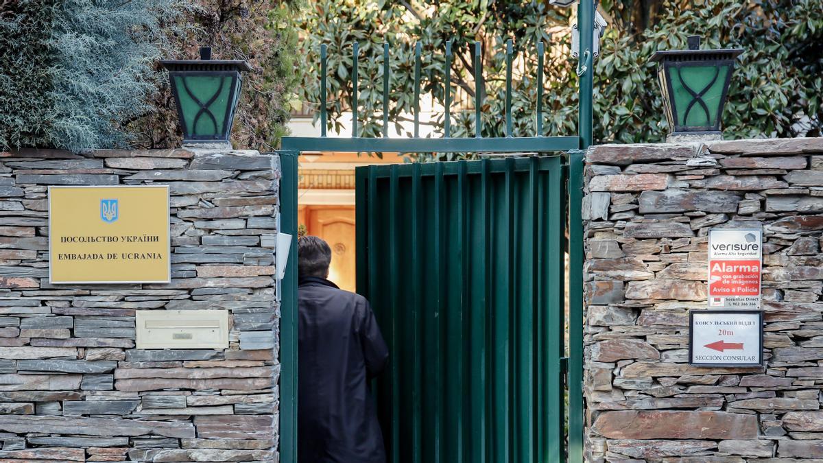 Un hombre en la puerta de la embajada de Ucrania en Madrid, tras ser acordonada, a 2 de diciembre de 2022, en Madrid (España). La Embajada de Ucrania en Madrid ha sido acordonada y desalojada tras recibir un nuevo paquete sospechoso con restos de sangre.