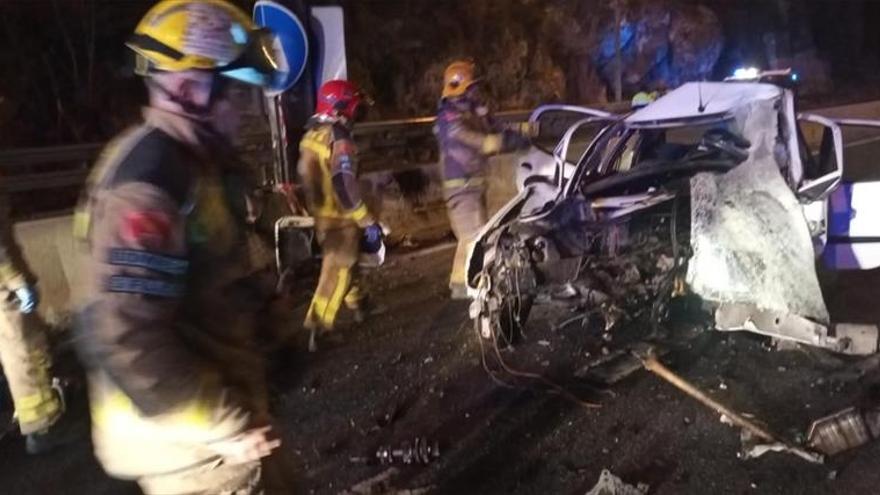 Tres muertos al salirse de la vía un turismo