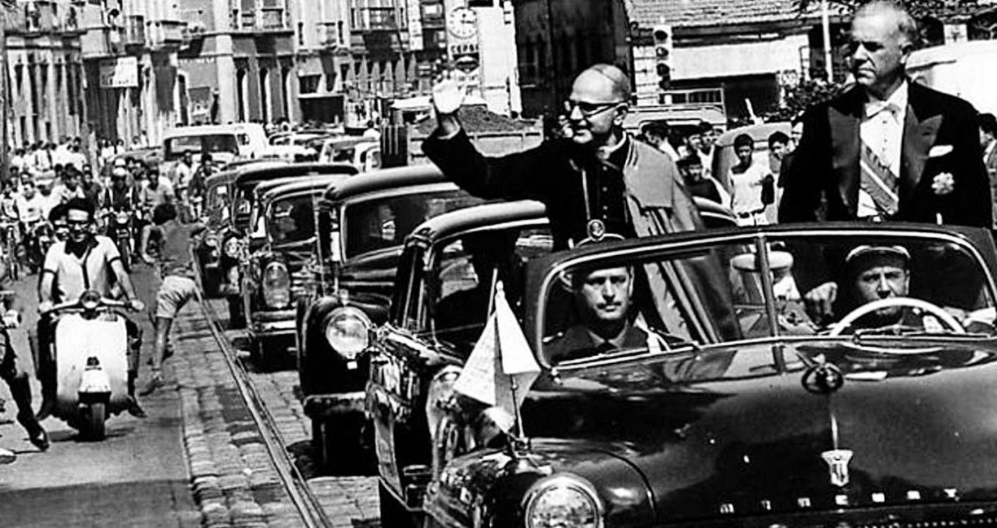 José Ramírez Bethencourt acompaña al obispo de Canarias José Antonio Infantes Florido en su llegada a la diócesis, en cochaedescubierto por las calles de Las Palmas de Gran Canaria, en una escena propia del régimen anterior