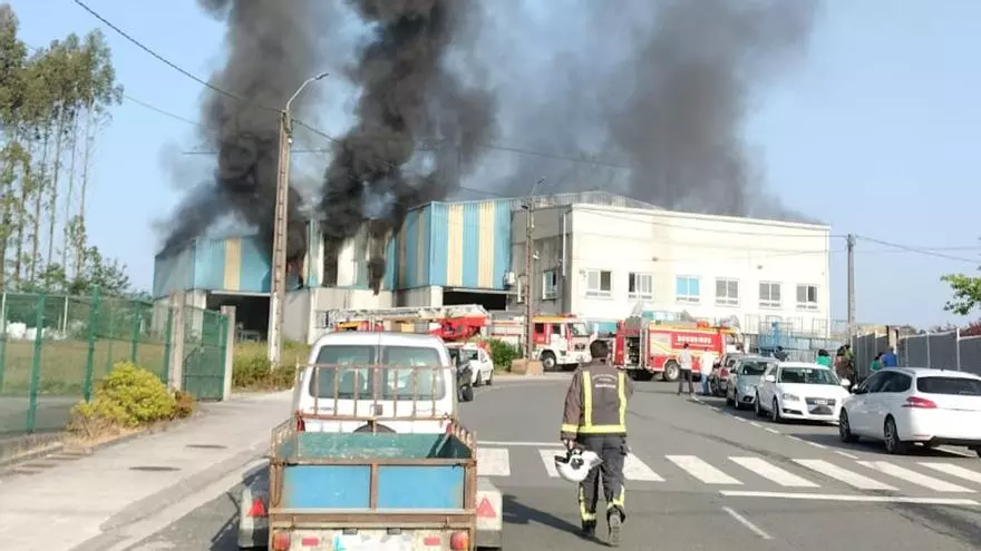 Incendio en una nave del parque empresarial de Ordes