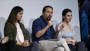 El secretario general de Podemos, Pablo Iglesias, la portavoz en el Congreso, Irene Montero, y la coportavoz parlamentaria, Ione Belarra