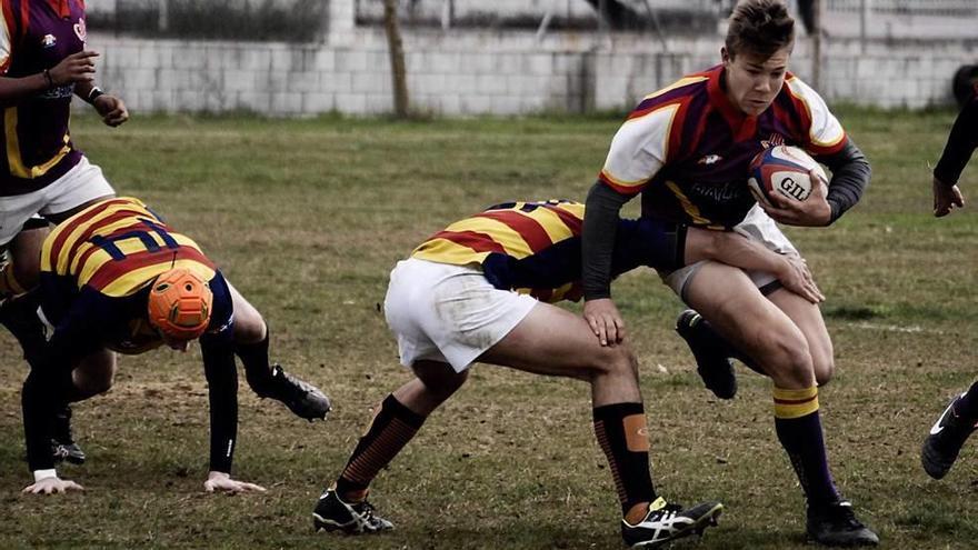 Luca Nelles defiende en un partido de rugby la posesión del balón.