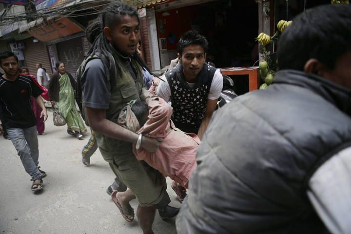 El pánico se ha apoderado de las calles de Katmandú tras el seísmo de 7,9 grados
