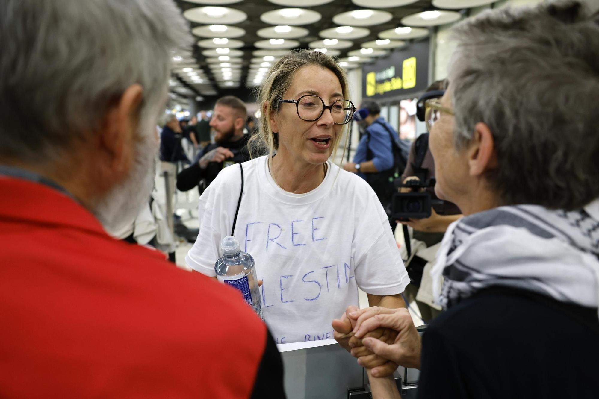 La mallorquina Reyes Rigo y otros cinco miembros de la segunda flotilla a Gaza aterrizan en el aeropuerto de Madrid