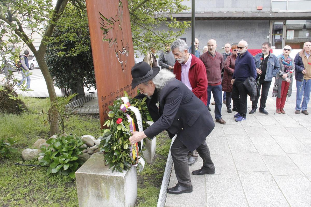Imagen de archivo de conmemoración de la República en el Monolito á liberdade en Cangas.