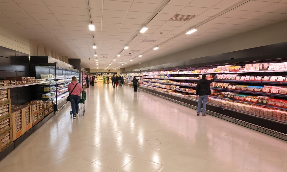 Aspecte de la zona de productes refrigerats a la nova ‘botiga 9’ de Mercadona a Manlleu.