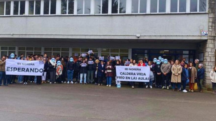 Alumnos y estudiantes, a las puertas del centro, durante la protesta.