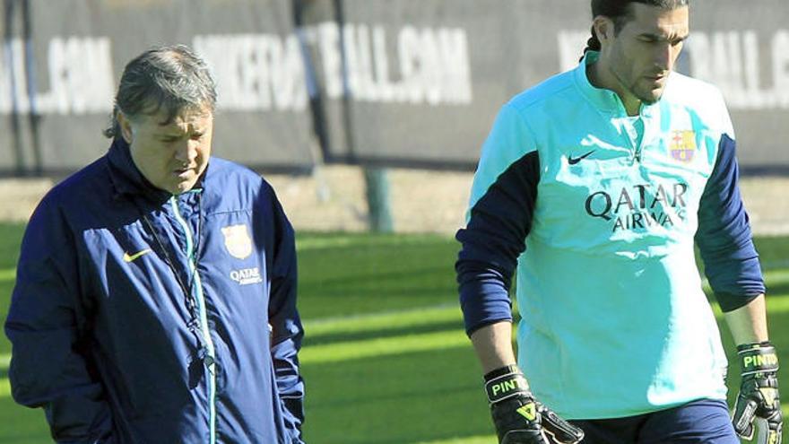 Martino conversa con Pinto durante un entrenamiento. // Efe