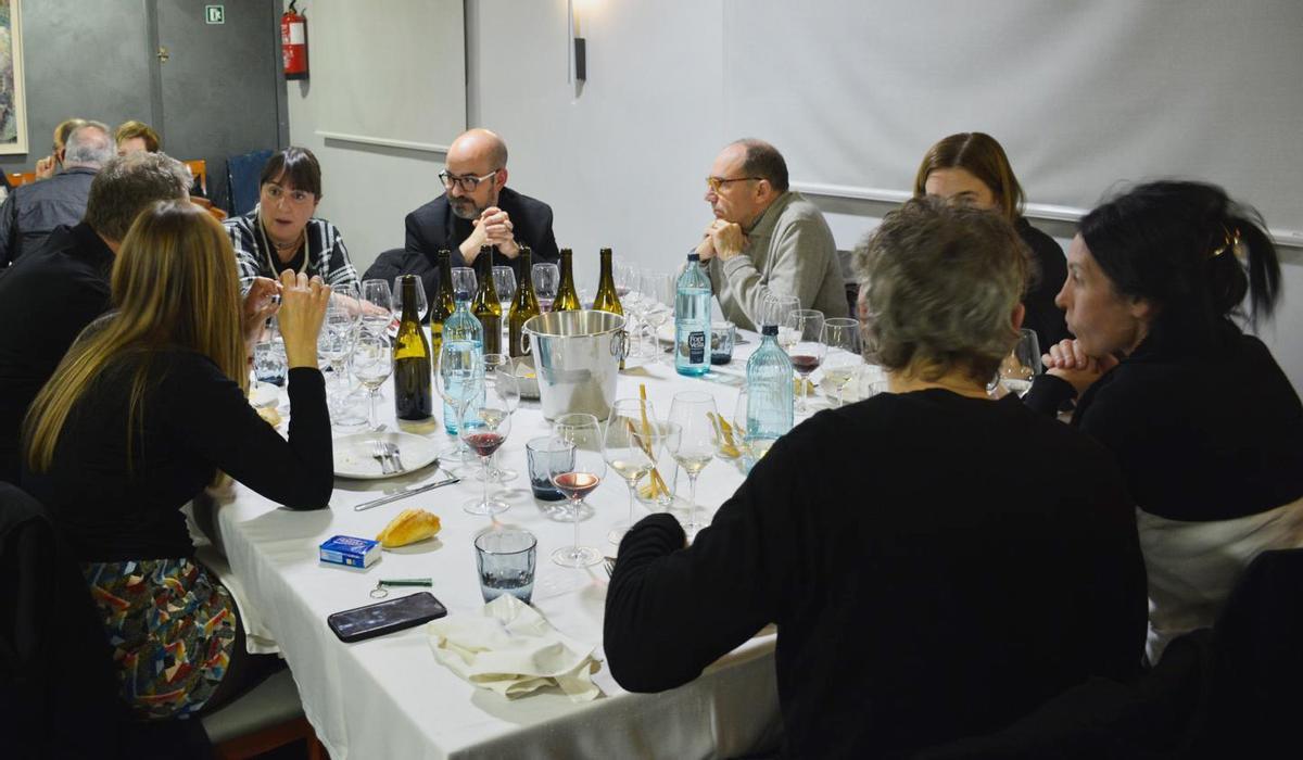 Un moment del tast organitzat per la Confraria de Vins del Bages