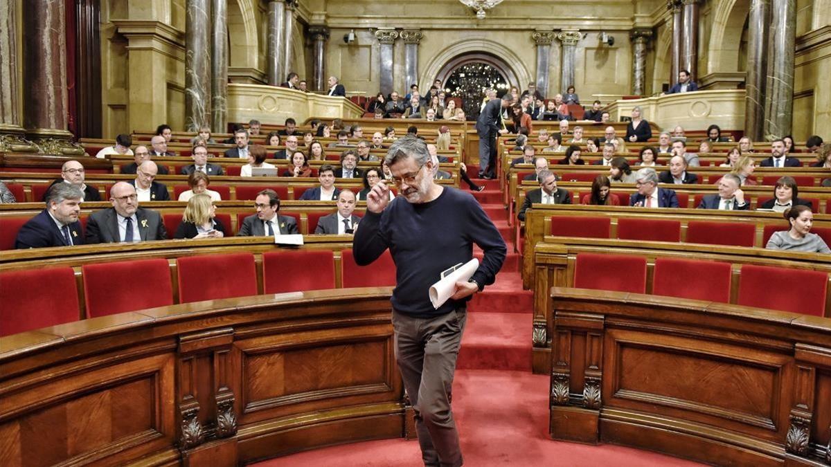 Carles Riera abandona el hemiciclo del Parlament.