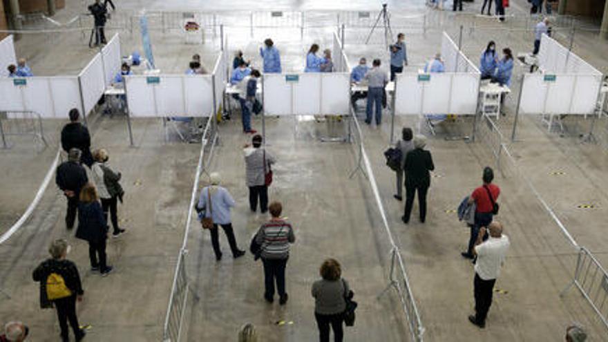 Cues per accedir als boxs de vacunació al Palau de Fires de Girona, el 19 d&#039;abril del 2021