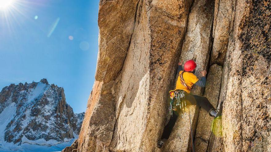 El mosquetón de escalada que una conocida marca deportiva está retirando de sus tiendas debido a que tiene &quot;el cierre de seguridad al revés&quot;