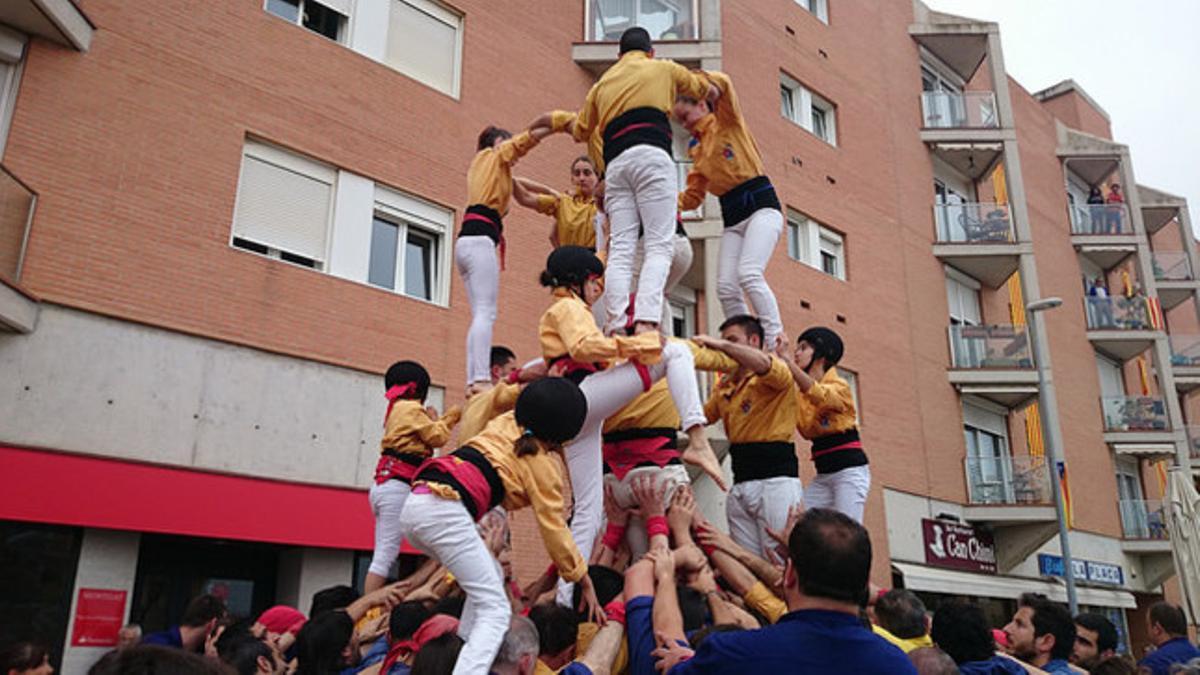 Los Castellers de Badalona preparando el 'quatre de set' en Montgat, este domingo.