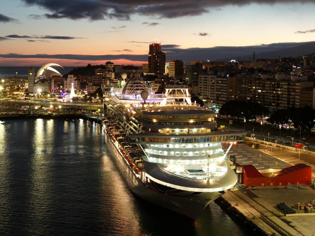 El crucero en el Puerto de Santa Cruz de Tenerife.