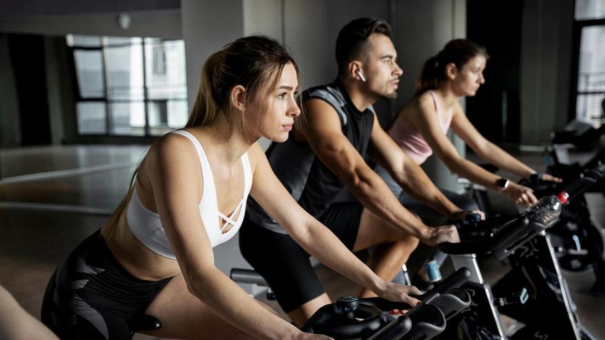 El ciclismo indoor es una de las disciplinas más populares que se dictan en varios gimnasios.