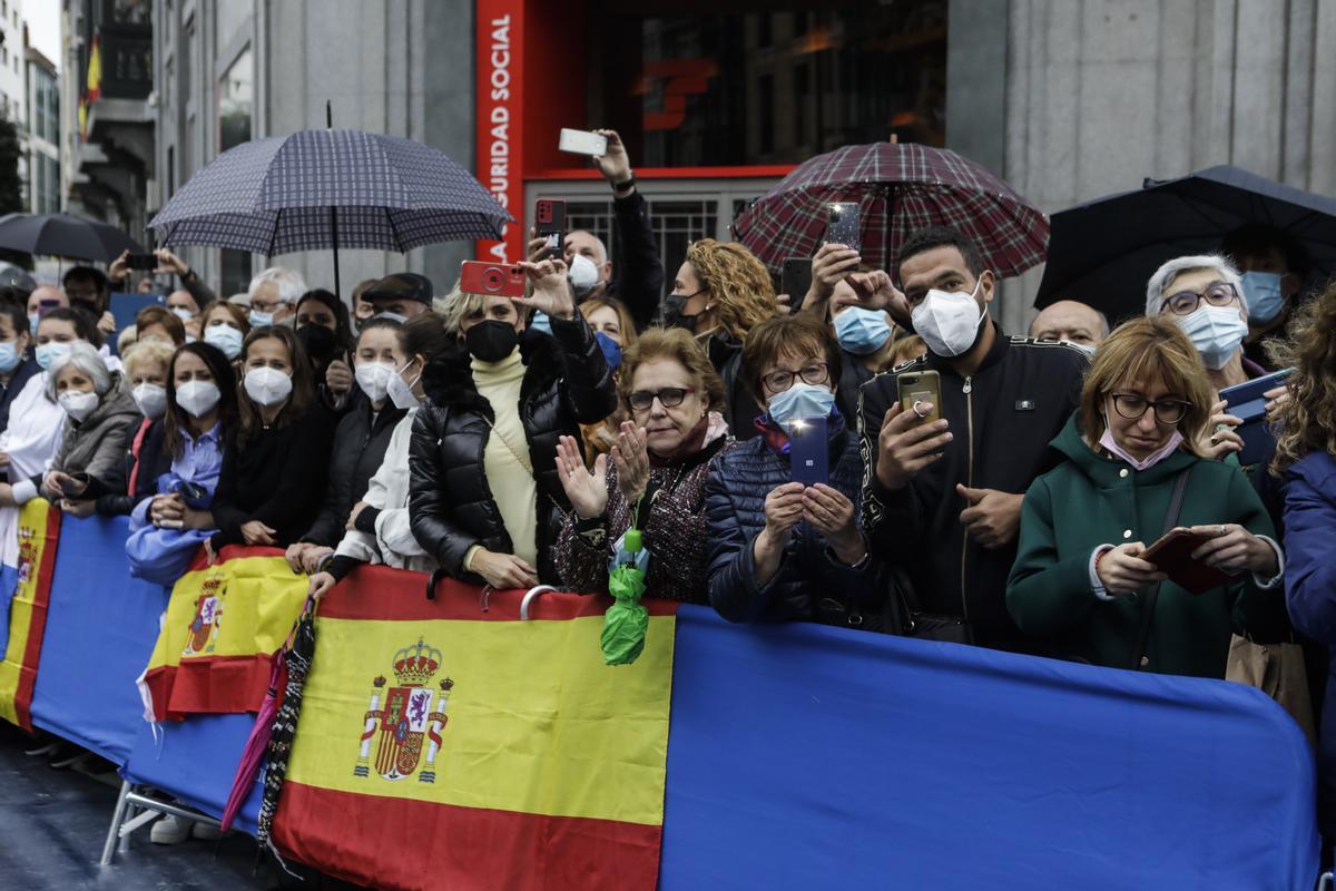 Ambiente en el entorno del Campoamor: republicanos, antisatánicos y muchos aplausos y vítores a Familia Real y premiados Ambiente en el entorno del Campoamor: republicanos, antisatánicos y muchos aplausos y vítores a Familia Real y premiados