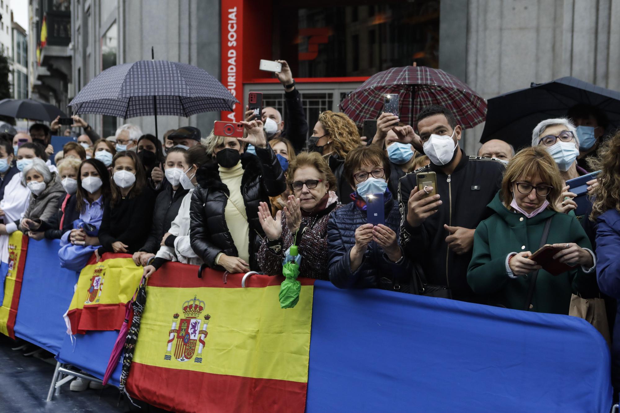 Ambiente en el entorno del Campoamor: republicanos, antisatánicos y muchos aplausos y vítores a Familia Real y premiados