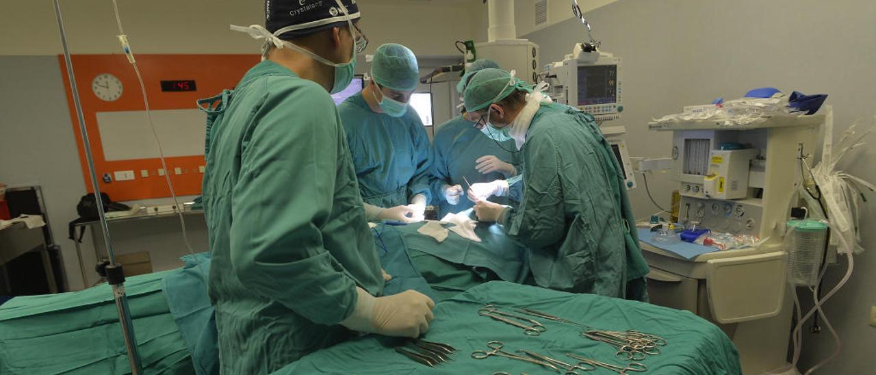 Un equipo quirúrgico opera a un paciente en un hospital público de la provincia.
