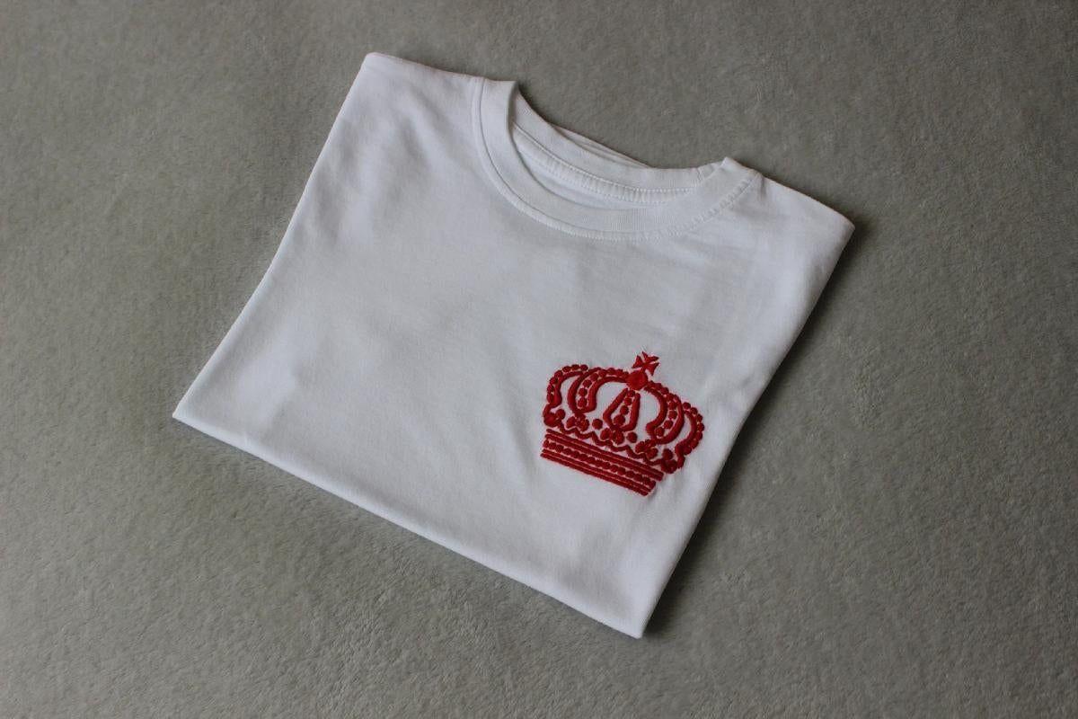 Camiseta bordada de la corona de Carlos III
