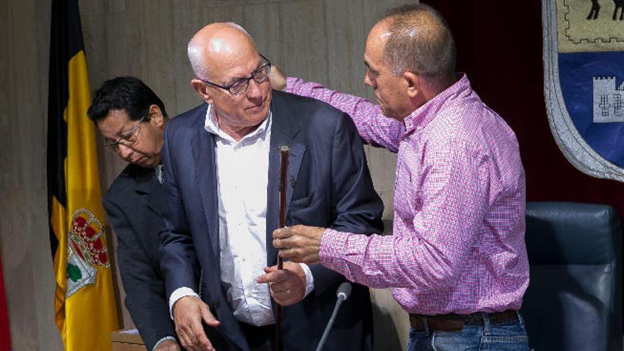 Cirilo González, presidente de la Mesa de Edad, entrega el bastón de alcalde a Pedro Amador en febrero de 2016.