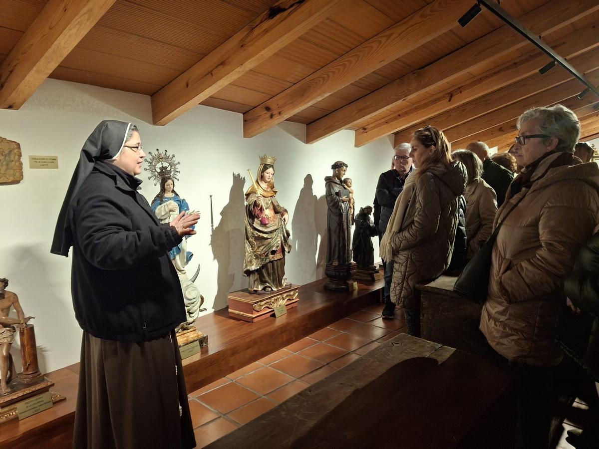 La hermana Carolina durante la visita al museo de arte sacro.