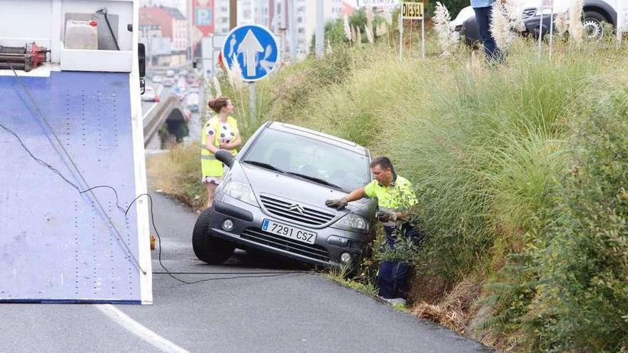 El vehículo que se salió de la calzada en el cruce de Ponte da Pedra.