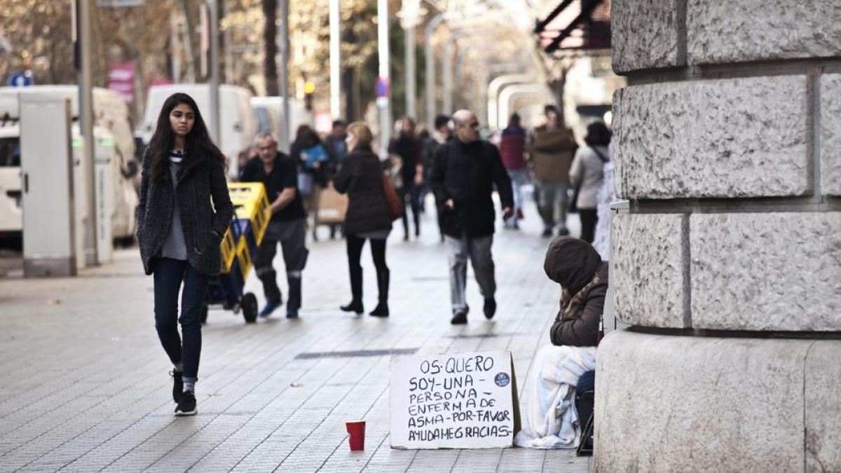 Una persona pide dinero en plena calle