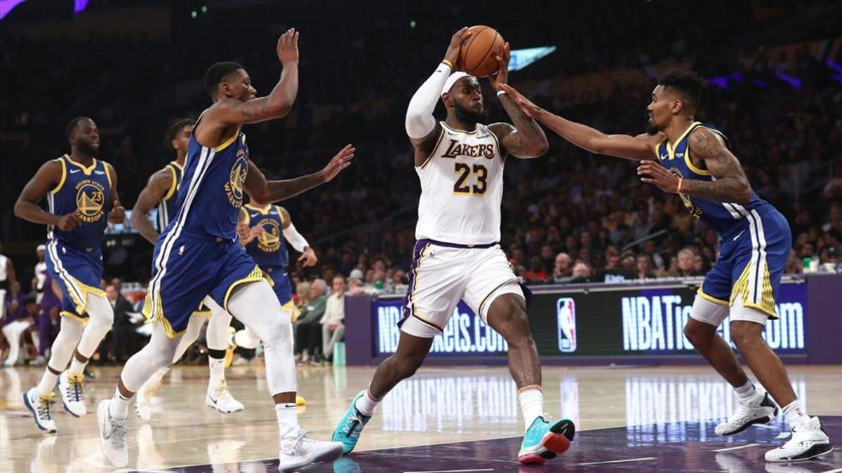 LeBron James, en una acción del partido ante los Warriors