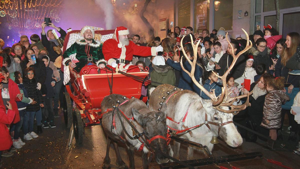 A diferencia de otras ciudades gallegas, y pese a las críticas, el Concello de Ourense volvió a usar animales tanto en el desfile de Papá Noel (renos) como en la cabalgata de Reyes (dromedarios).