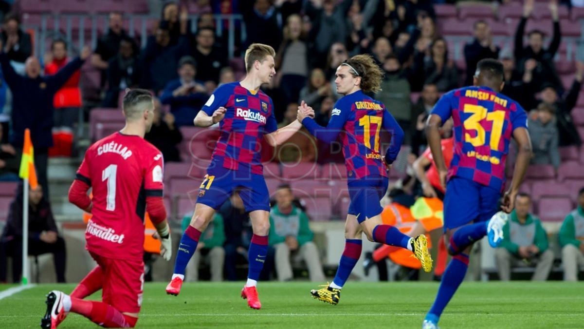 Frenkie de Jong y Antoine Griezmann celebran tras marcar un gol en el partido de octavos de final de la Copa del Rey entre el FC Barcelona y el Leganés disputado en el Camp Nou.