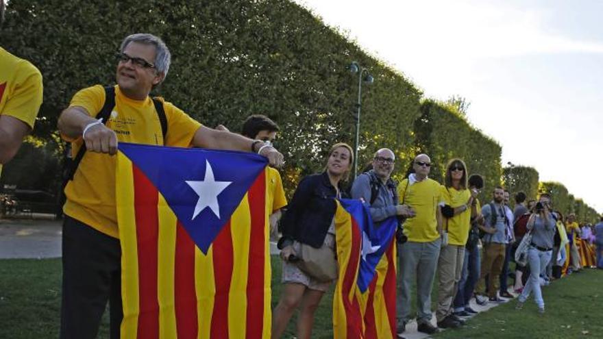 Un grupo de catalanes reivindican la independencia en un acto en París la semana pasada.