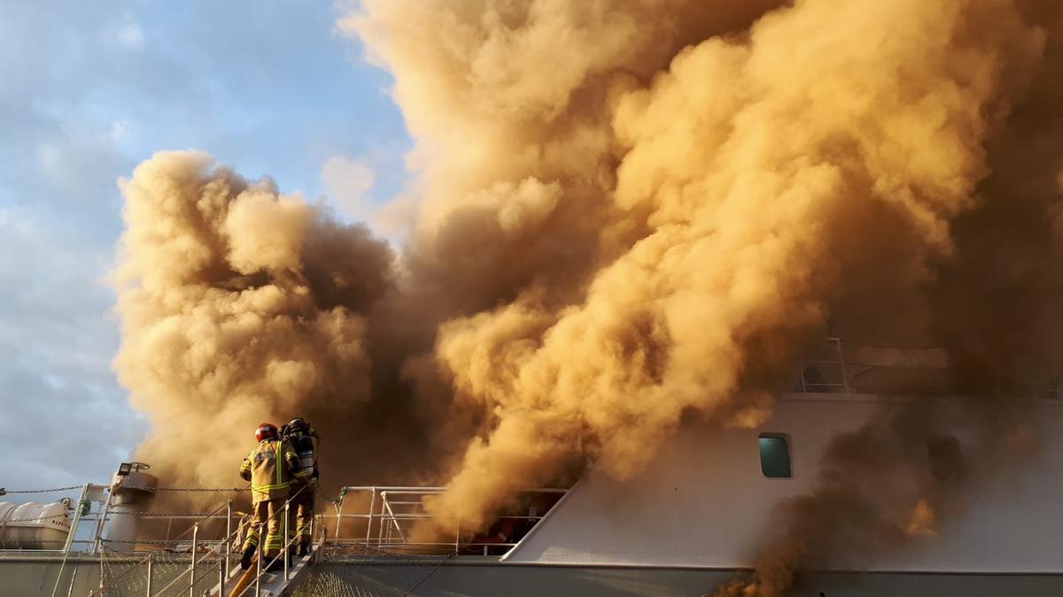 Incendio de un pesquero en el puerto de Vigo