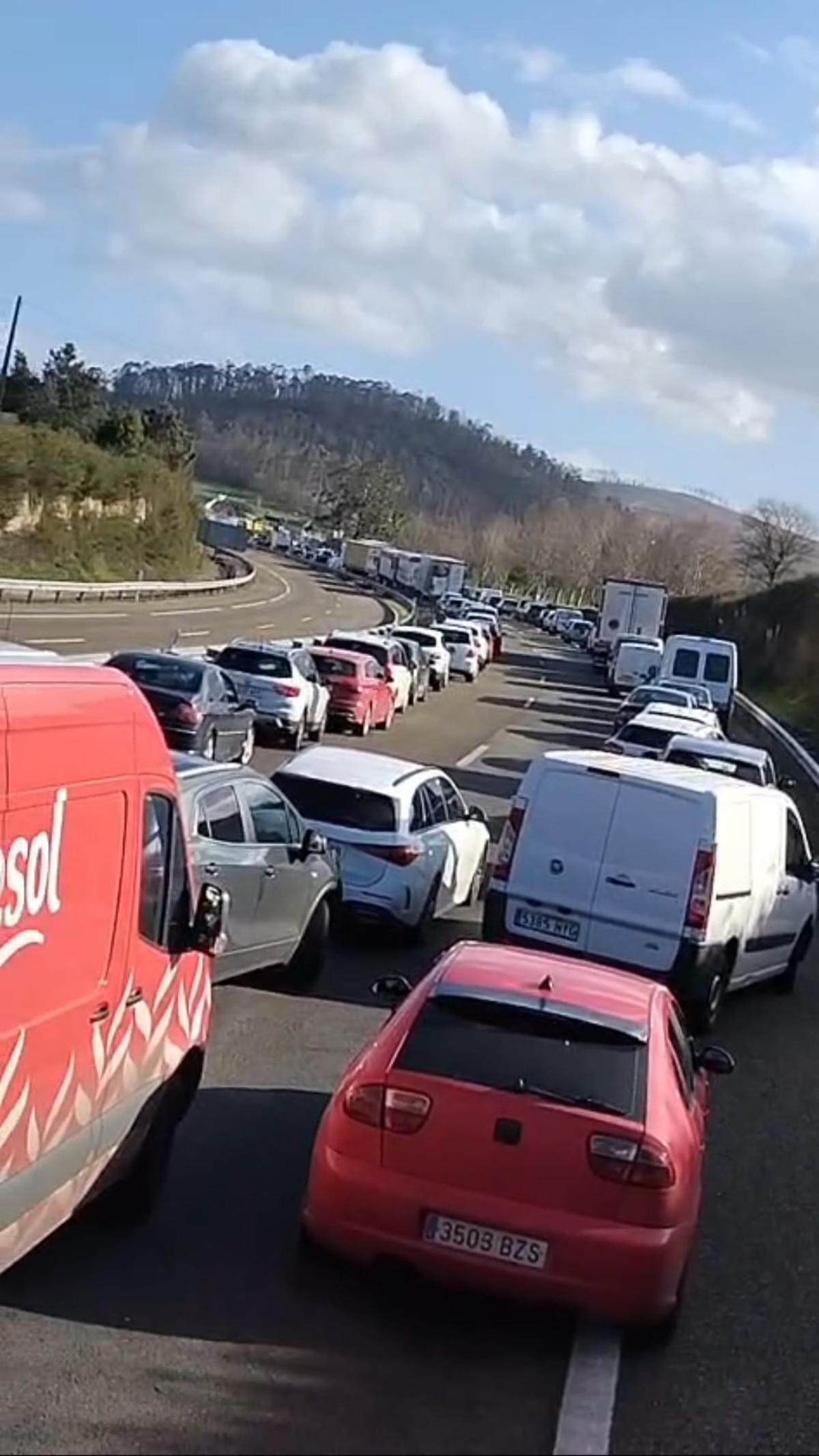 Atasco en la A8