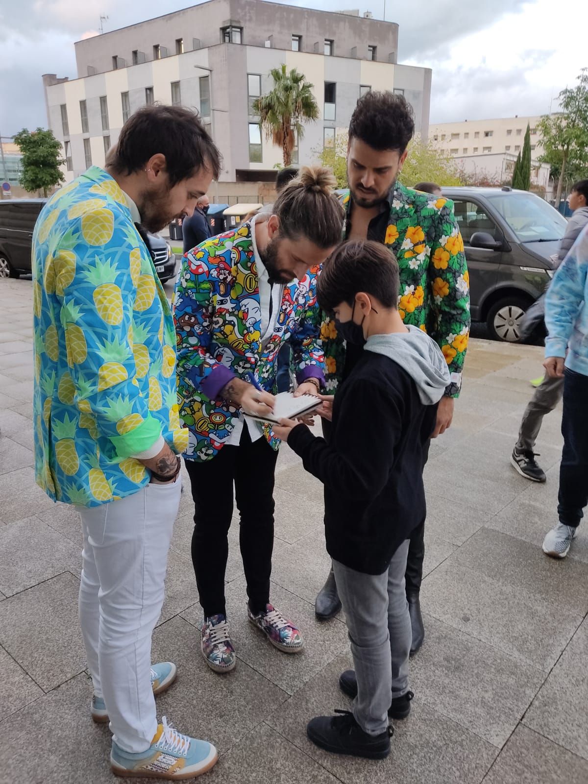 Maria, la niña que reúne más fotos y autógrafos en la gala de Los40 Music Awards