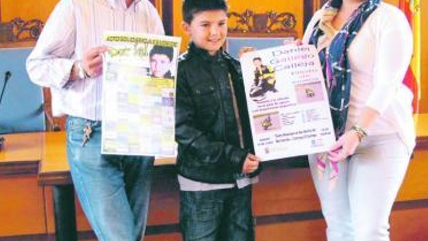 Daniel Gallego, junto a su padre, Miguel, y la edil Consuelo Antuña.